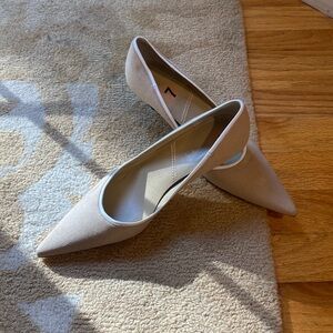 Tahari linen pump! Kitten heal. NWOT sz 7